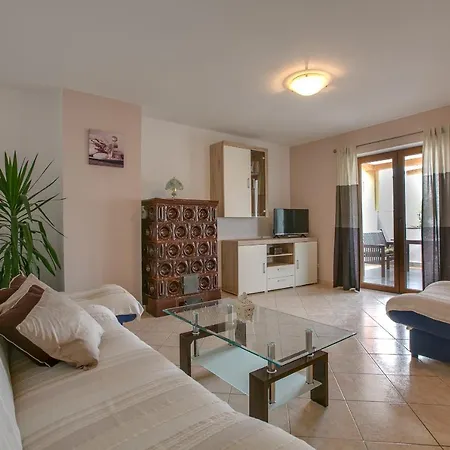 Apartment Sara, Village Stinjan *